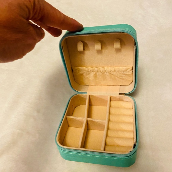 Source Unknown Jewelry - Jewelry Box (mini) for Travel in Green EUC 🔥🔥4 for $20🔥🔥